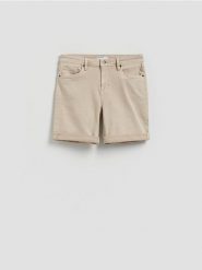 Jeansowe szorty slim fit - beżowy. Brązowe szorty męskie Reserved, z denimu, bez kołnierzyka. Za 129.99 zł.