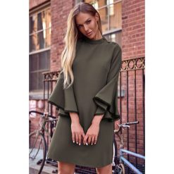 Elegancka sukienka trapezowa z bufiastymi rękawami z falbanami khaki. Brązowe sukienki damskie MOE, xl, bez wzorów, eleganckie, bez kołnierzyka, bez ramiączek, trapezowe. Za 259.00 zł.