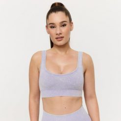 Biustonosz sportowy damski bezszwowy fioletowy Lift. Fioletowe biustonosze sportowe damskie GYMBEAM, bez wzorów, z elastanu. Za 83.99 zł.