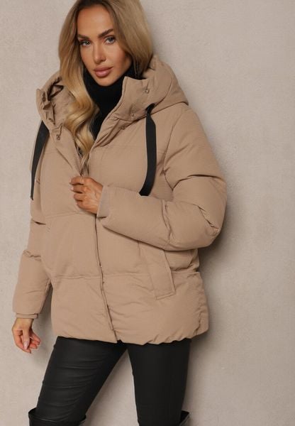 Ciemnobeżowa Kurtka Basic Pikowana z Nieodpinanym Kapturem Vertirya. Brązowe kurtki damskie Renee, l, bez wzorów, z dzianiny, narciarskie. Za 149.99 zł.