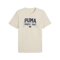Męska koszulka z grafiką w uniwersyteckim stylu PUMA. Białe t-shirty sportowe męskie Puma, m, bez ramiączek, do biegania. W wyprzedaży za 74.00 zł.