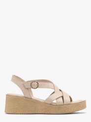 Beżowe sandały na koturnie. Brązowe sandały damskie Ryłko, bez wzorów, ze skóry, bez obcasa, na koturnie. W wyprzedaży za 199.99 zł.