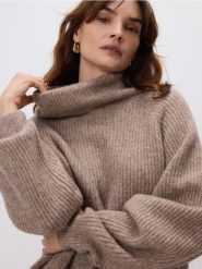Sweter z wełną - brązowy. Brązowe swetry klasyczne damskie Reserved, l, z dzianiny, bez kołnierzyka. Za 149.99 zł.