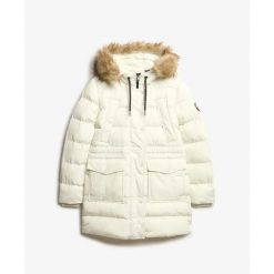 Kurtka puchowa o średniej długości z sztucznego futra damska Superdry. Białe kurtki damskie Superdry., bez wzorów, z puchu, bez kaptura. W wyprzedaży za 694.05 zł.