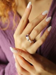 Pierres delicates Pozłacany pierścionek z perłą i ametystem rozmiar: onesize. Różowe pierścionki damskie Pierres delicates, z ametystem, pozłacane. Za 110.29 zł.