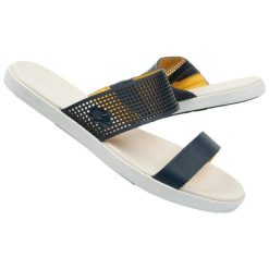 Klapki plażowe Lacoste Natoy 13326. Klapki damskie Lacoste, bez wzorów, ze skóry, bez obcasa. Za 464.05 zł.