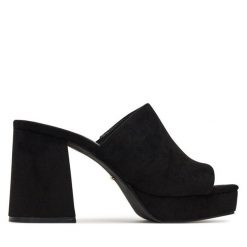 Klapki DeeZee. Czarne klapki damskie DeeZee, bez wzorów, bez obcasa. Za 149.99 zł.