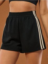 Szorty dresowe z lampasami Gym Hard - czarny. Czarne spodenki sportowe damskie Sinsay, bez wzorów, z dresówki. Za 39.99 zł.