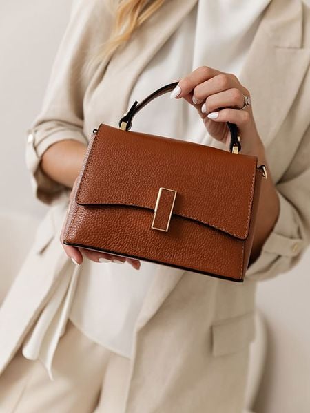 Lia Biassoni Skórzana torebka "Fegana" w kolorze jasnobrązowym - 20 x 14 x 8 cm rozmiar: onesize. Brązowe torebki klasyczne damskie Lia Biassoni, bez wzorów, z materiału, bez dodatków. Za 217.99 zł.