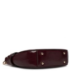 Torebka Guess. Czerwone torebki klasyczne damskie Guess, z aplikacjami, bez dodatków. Za 589.99 zł.