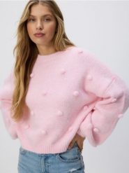 Sweter z ozdobnymi aplikacjami - różowy. Czerwone swetry klasyczne damskie Reserved, l, z dzianiny, bez kołnierzyka. Za 139.99 zł.