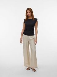 Vero Moda Koszulka w kolorze czarnym rozmiar: XL. Czarne bluzki damskie Vero Moda, xl, bez wzorów, bez kołnierzyka. Za 62.32 zł.