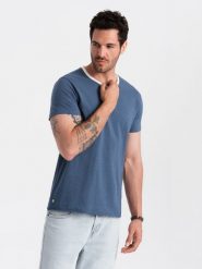 T-shirt męski z surowym wykończeniem – ciemnoniebieski V3. Niebieskie t-shirty męskie Ombre Clothing, l, z aplikacjami, z bawełny, bez kołnierzyka. W wyprzedaży za 19.99 zł.