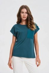 T-shirt z kieszonką ciemnozielony. Zielone t-shirty damskie MOODO, bez wzorów, z bawełny, bez kołnierzyka. Za 59.99 zł.