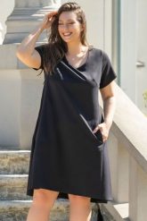 Sukienka biznesowa trapezowa z kieszonkami KARLA czarna. Czarne sukienki damskie KARKO, do pracy, na lato, plus size, bez wzorów, z elastanu, biznesowe, bez kołnierzyka, plus size, bez ramiączek, midi, kopertowe. Za 89.50 zł.