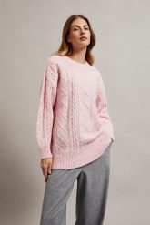 Sweter o luźnym fasonie różowy. Czerwone swetry klasyczne damskie MOODO, l, z poliesteru, bez kołnierzyka. W wyprzedaży za 63.98 zł.