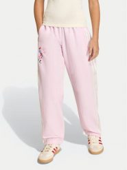 Adidas Spodnie dresowe Liberty London KD1760 Różowy Loose Fit. Czerwone spodnie dziewczęce Adidas, z dresówki. Za 198.99 zł.