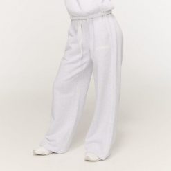 Spodnie damskie fitness oversize szare Varsity. Szare spodnie sportowe damskie GYMBEAM, m, z materiału, na fitness i siłownię. Za 139.90 zł.