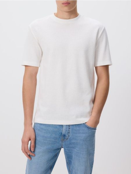 Strukturalny t-shirt comfort fit - złamana biel. T-shirty męskie Reserved, l, bez wzorów, z bawełny, bez kołnierzyka. W wyprzedaży za 35.99 zł.