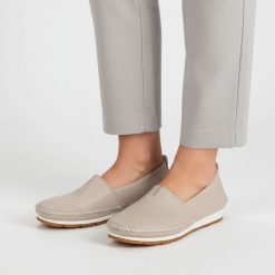 Półbuty damskie S.Barski, cholewka ze skóry naturalnej gładkiej wsuwany fason elastyczne wstawki po bokach widoczne przeszycia wokół noska lekka pode. Brązowe półbuty damskie S.BARSKI, bez wzorów, ze skóry, bez obcasa, na płaskiej podeszwie. Za 169.00 zł.