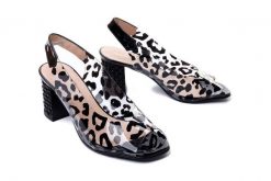 BRENDA ZARO 4418 leopardo czarny, sandały damskie. Czarne sandały damskie Brenda Zaro, bez wzorów, z gumy, bez obcasa, na obcasie. Za 207.45 zł.