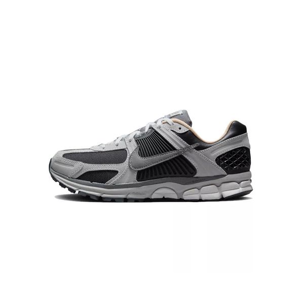 Buty Nike Zoom Vomero 5 Szary Ciemny. Szare buty sportowe na co dzień męskie Nike, z gumy, bez zapięcia, na fitness i siłownię, nike zoom. Za 599.85 zł.
