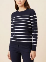 Sweter w paski z ozdobnymi guzikami na ramieniach - granatowy. Niebieskie swetry klasyczne damskie Sinsay, l, bez kołnierzyka. Za 35.99 zł.