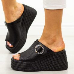 Czarne skórzane klapki damskie na platformie T.Sokolski 253. Czarne klapki damskie Sokolski, bez wzorów, z jeansu, bez obcasa, na platformie. W wyprzedaży za 215.10 zł.