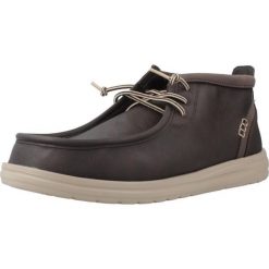 Buty HEY DUDE WALLY MID GRIPR CLASSIC Brązowy. Brązowe buty trekkingowe męskie PRO BRANDS, z syntetyku, bez zapięcia, trekkingowe. Za 392.85 zł.