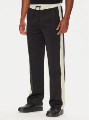 Guess Spodnie dresowe Z5YB14 KCRU2 Czarny Regular Fit. Czarne spodnie dresowe męskie Guess, z aplikacjami, z dresówki. Za 369.99 zł.