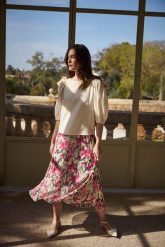 Wzorzysta spódnica midi beżowa. Brązowe spódniczki damskie MOODO, l, bez wzorów, z poliesteru, midi. Za 129.99 zł.