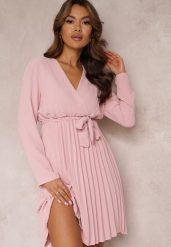 Ciemnoróżowa Sukienka Plisowana z Materiałowym Paskiem Jaresa. Czerwone sukienki damskie Renee, na imprezę, m, bez wzorów, z materiału, eleganckie, bez kołnierzyka, bez ramiączek, mini. W wyprzedaży za 79.99 zł.