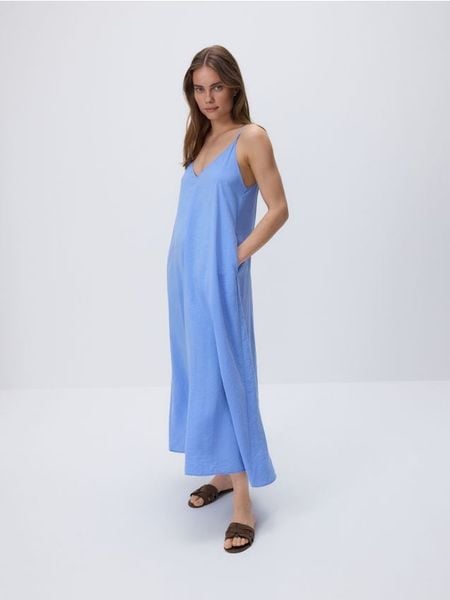 Sukienka na ramiączkach z modalem - niebieski. Niebieskie sukienki damskie Reserved, l, bez wzorów, z tkaniny, bez kołnierzyka, bez ramiączek. W wyprzedaży za 59.99 zł.