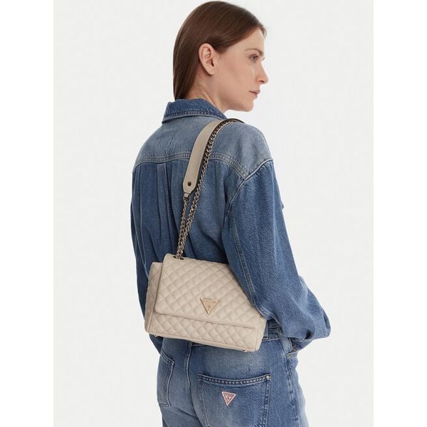 Torebka Guess. Białe torebki klasyczne damskie Guess, z aplikacjami, bez dodatków. Za 323.99 zł.