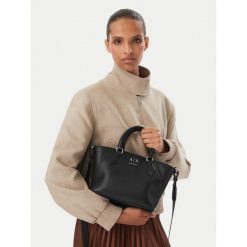 Torebka Armani Exchange. Czarne torebki klasyczne damskie Armani Exchange, bez wzorów, bez dodatków. Za 654.99 zł.