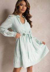 Jasnoniebieska Rozkloszowana Sukienka z Koronkowymi Wstawkami i Wiązaniem w Talii Padria. Niebieskie sukienki damskie Renee, na co dzień, l, bez wzorów, z koronki, eleganckie, bez kołnierzyka, bez ramiączek, mini, kopertowe. W wyprzedaży za 151.99 zł.
