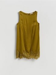 Satynowa sukienka z koronką - oliwkowy. Zielone sukienki damskie Reserved, na co dzień, l, bez wzorów, z koronki, bez kołnierzyka, bez ramiączek, proste. Za 129.99 zł.