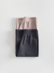 Luźne spodnie z modalem - granatowy. Niebieskie spodnie materiałowe damskie Reserved, bez wzorów, z dzianiny. Za 119.99 zł.