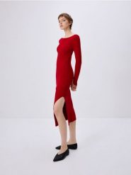 Sukienka midi - czerwony. Czerwone sukienki damskie Reserved, l, bez wzorów, z dzianiny, bez kołnierzyka, bez ramiączek, midi, dopasowane. W wyprzedaży za 79.99 zł.