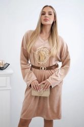 Sukienka welurowa z paskiem beżowa. Brązowe sukienki damskie KESI, na spotkanie biznesowe, l, bez wzorów, z dresówki, eleganckie, bez kołnierzyka, bez ramiączek, dopasowane. Za 192.38 zł.