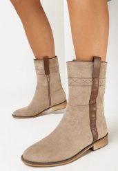 Ciemnobeżowe Botki w Stylu Boho z Ozdobnym Paskiem i Haftem Olivas. Brązowe botki damskie Born2be, na jesień, boho, bez obcasa, na płaskiej podeszwie, bez zapięcia. Za 149.99 zł.