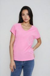 Bawełniany t-shirt z dekoltem w serek różowy. Czerwone t-shirty damskie MOODO, l, bez wzorów, z bawełny, bez kołnierzyka. Za 29.99 zł.