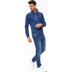 BLUZA Z GOLFEM. Niebieskie bluzy bez kaptura męskie TOP SECRET, l, z dzianiny. W wyprzedaży za 39.99 zł.