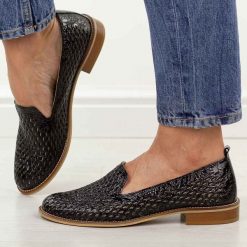 Czarne ażurowe skórzane Polskie półbuty damskie Deoni d043. Czarne półbuty damskie Deoni, w ażurowe wzory, ze skóry, klasyczne, bez obcasa, na płaskiej podeszwie. Za 429.00 zł.