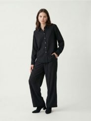 Materiałowe spodnie wide leg z wiskozą - wielobarwny. Spodnie materiałowe damskie Sinsay, bez wzorów, z materiału. Za 49.99 zł.