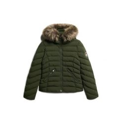 Kurtka puchowa damska z kapturem i sztucznym futrem Superdry Fuji. Zielone kurtki damskie Superdry., na zimę, bez wzorów, z puchu, z kapturem. W wyprzedaży za 554.30 zł.