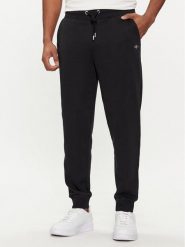 Gant Spodnie dresowe Shield 2009026 Czarny Regular Fit. Czarne spodnie dresowe męskie Gant, bez wzorów, z bawełny. Za 369.99 zł.