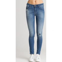 Niebieskie jeansy DIESEL Slandy z przetarciami. Niebieskie jeansy damskie Diesel. Za 326.00 zł.
