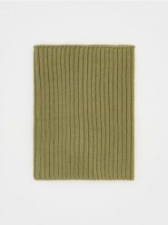 Prążkowany komin z wiskozą - ciemnozielony. Zielone szaliki dziecięce Reserved, z dzianiny, bez ramiączek. W wyprzedaży za 12.99 zł.