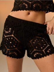 Ażurowe szorty - czarny. Czarne szorty damskie Sinsay, w ażurowe wzory. Za 39.99 zł.